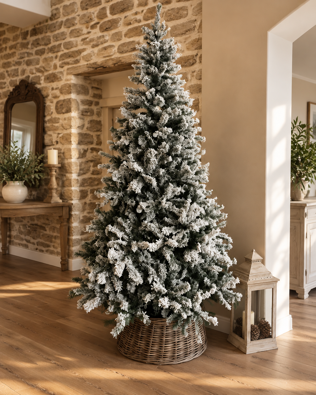 Sapin de Noël artificiel enneigé de 1,80 m dans un intérieur chaleureux