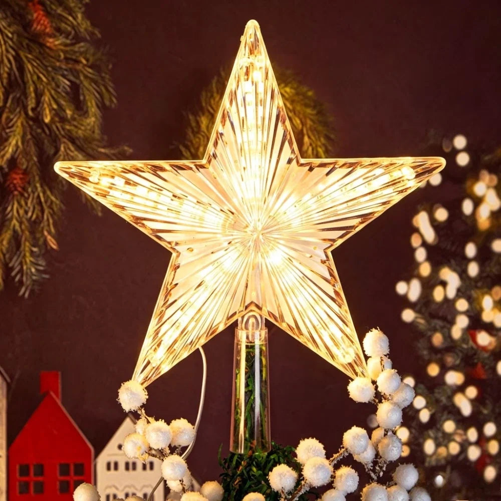 Étoile lumineuse blanc chaud installée au sommet d’un sapin de Noël